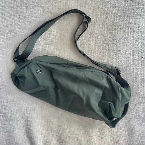 ❌SOLD❌ NWOT Lululemon Fast Track Bag (3L) | Dark Forest - Picture 4 of 8